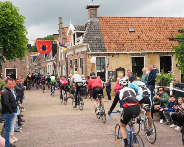 Fietselfstedentocht van 2022 in de geest van de laatste tocht op de schaats in 1997