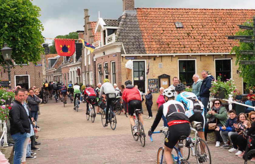 Fietselfstedentocht van 2022 in de geest van de laatste tocht op de schaats in 1997