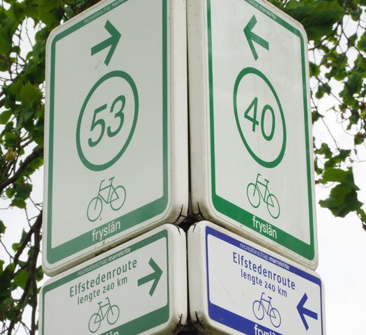 Groene en blauwe wegwijzers Elfstedenroute