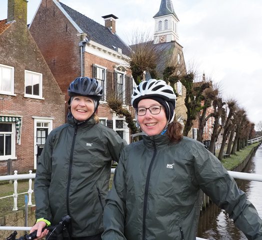 Martine Bartels-Coebergh en Angelique Harbers volbrengen als eersten in 2022 de Elfstedentocht op de fiets