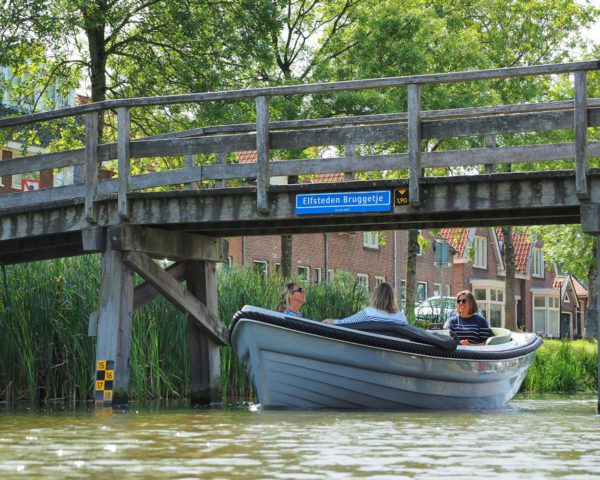 Elfstedentocht met luxe sloep