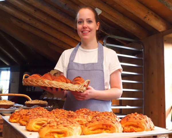 Mevrouw de Molenaar, korte-keten-bakker aan de Elfstedenroute, gebruikt oergraan voor oerbrood: Mennobôle