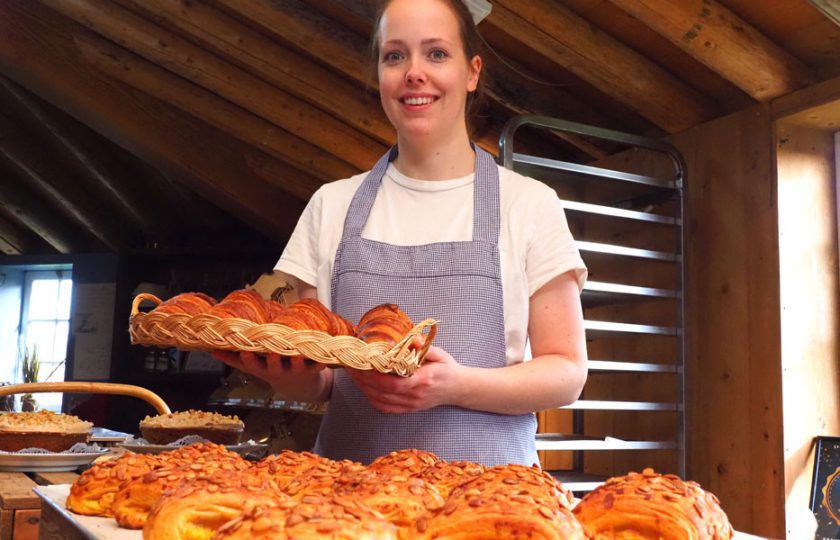 Mevrouw de Molenaar, korte-keten-bakker aan de Elfstedenroute, gebruikt oergraan voor oerbrood: Mennobôle