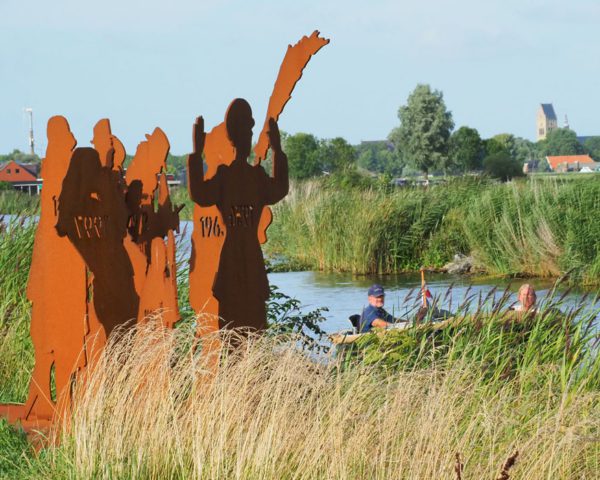 Pleziervaarders en fietsers verbazen zich over Elfstedenmonument in Tjerkwerd: wie zijn zij?