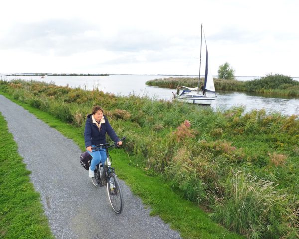 Varend op en fietsend langs het Tjeukemeer stilstaan bij geheim agent Lodo van Hamel