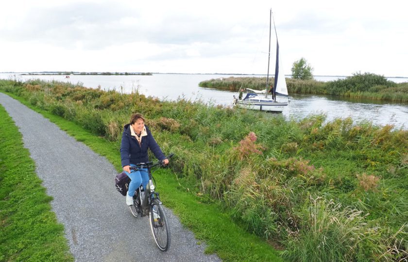 Varend op en fietsend langs het Tjeukemeer stilstaan bij geheim agent Lodo van Hamel