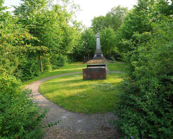 Verborgen bedevaartsoord in Friesland: Menno Simons-monument in Witmarsum
