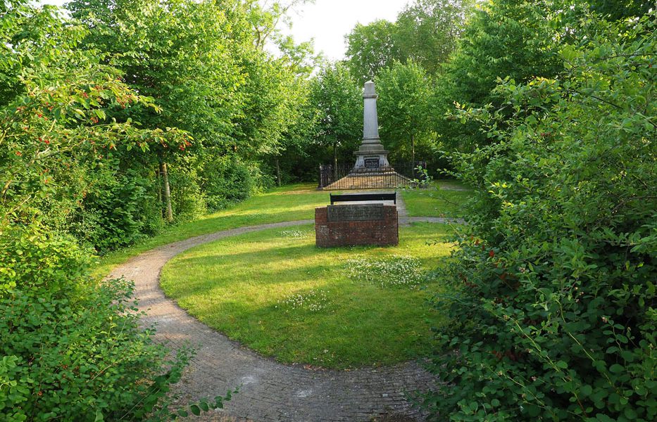 Verborgen bedevaartsoord in Friesland: Menno Simons-monument in Witmarsum